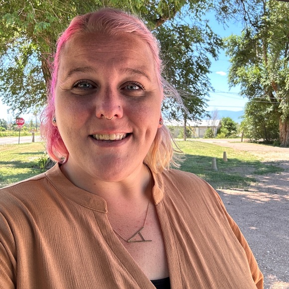 Meet your Posher, Amanda - Picture 2 of 2